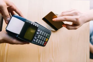 Cosa sapere prima di richiedere la tua prima carta di credito in Italia
